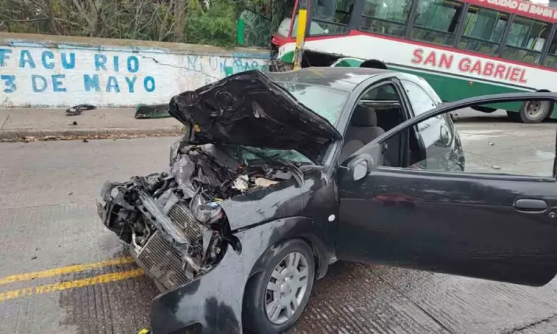 Feroz choque entre auto y colectivo frente al estadio de Olimpo en Bahía Blanca: hay 20 heridos