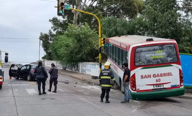 Cómo es el estado del automovilista que chocó al colectivo en Bahía Blanca