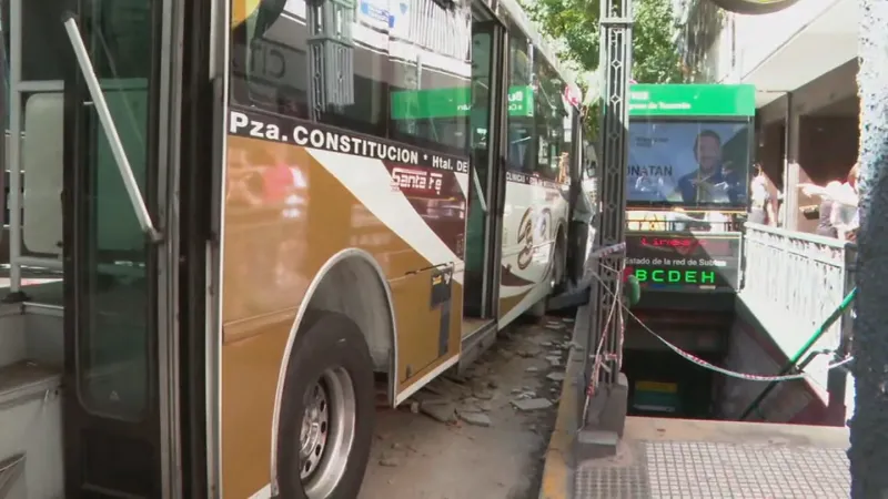 El colectivo estuvo a centímetros de impactar contra la estación Bulnes de la línea D. 