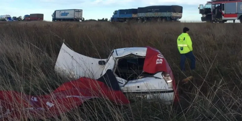 Cerca de Bolívar: una docente perdió el control del auto en plena ruta, volcó, falleció y desató una tragedia