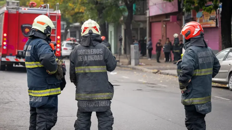 Una casa usurpada por unas 35 familias se derrumbó en Floresta y provocó la muerte de una nena de 12 años y un hombre de 35