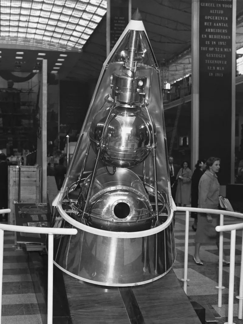 Una réplica del Sputnik 2, la cápsula que se desintegró en el aire con el cuerpo de Laika adentro el 14 de abril de 1958 (Photo by © Hulton-Deutsch Collection