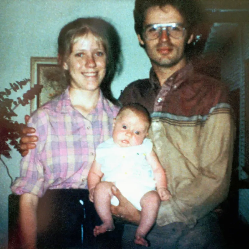 David Koresh con su esposa Rachel y su pequeño hijo Cyrus. Koresh decía que era el nuevo Mesías y que su semilla era ”pura”, por lo que mantuvo un harem de 15 mujeres con quienes tuvo hijos