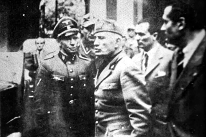 Se estima que esta es la última foto de Mussolini con vida, el 25 de abril de 1945 saliendo de la prefectura de Milán