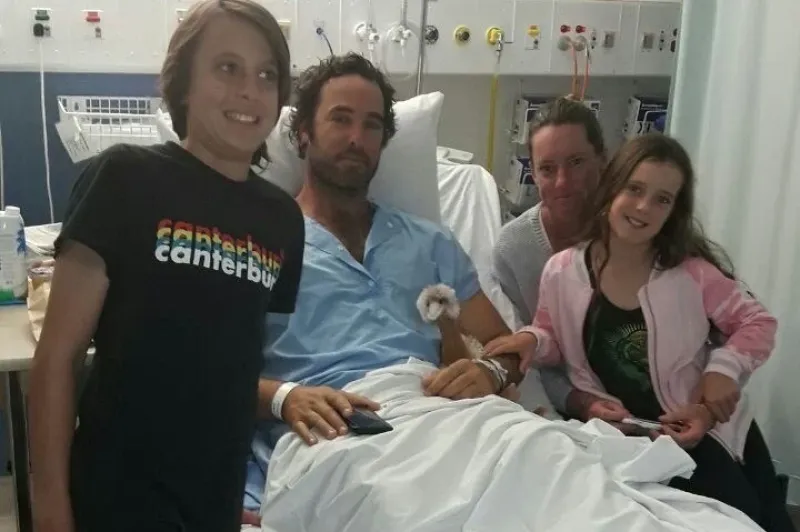 100 puntos de sutura y una herida de 30 centímetros. Su esposa e hijos, después de la cirugía que le salvó la pierna.