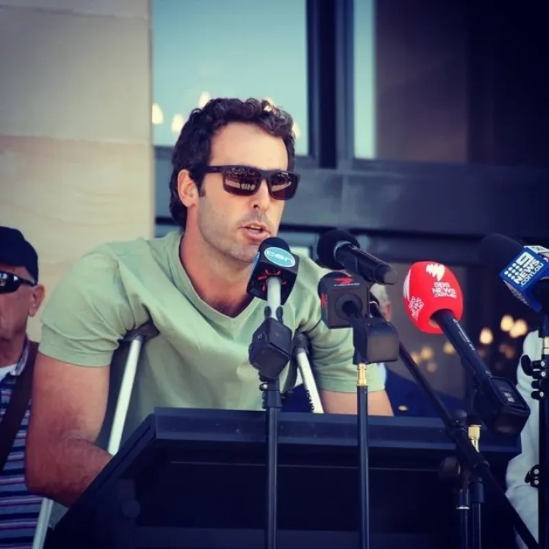 Travaglini, en una conferencia de prensa y con muletas, tras ser dado de alta: ”Pasé de estar aterrado frente al tiburón, a estar furioso y a los gritos. Creo que eso lo terminó alejandro”.