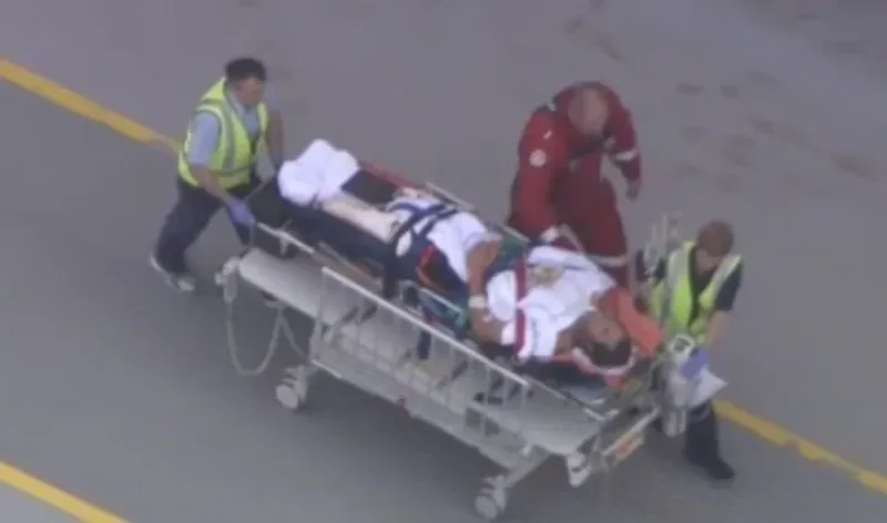 Así llegaba Alejandro Travaglini al hospital de Perth. (Seven News) australia Alejandro Travaglini tiburon ataco a un argentino sobrevivio al ataque de un tiburón luchando con el animal joven atacado internado en el hospital