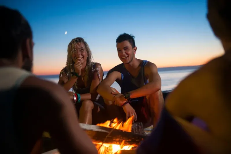 Los cuatro hermanos hicieron fogones en la playa e invitaron a su padre a sentarse entre todos los jóvenes.