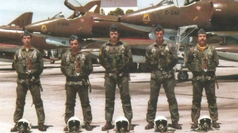 El teniente Juan Arrarás es el primero desde la izquierda, cuyo avión fue derribado por un Sea Harrier. Junto a él, el teniente primero Manuel Bustos, fallecido el 12 de mayo; los tenientes Luis Cervera y Hugo Gómez y capitán Antonio Zelaya