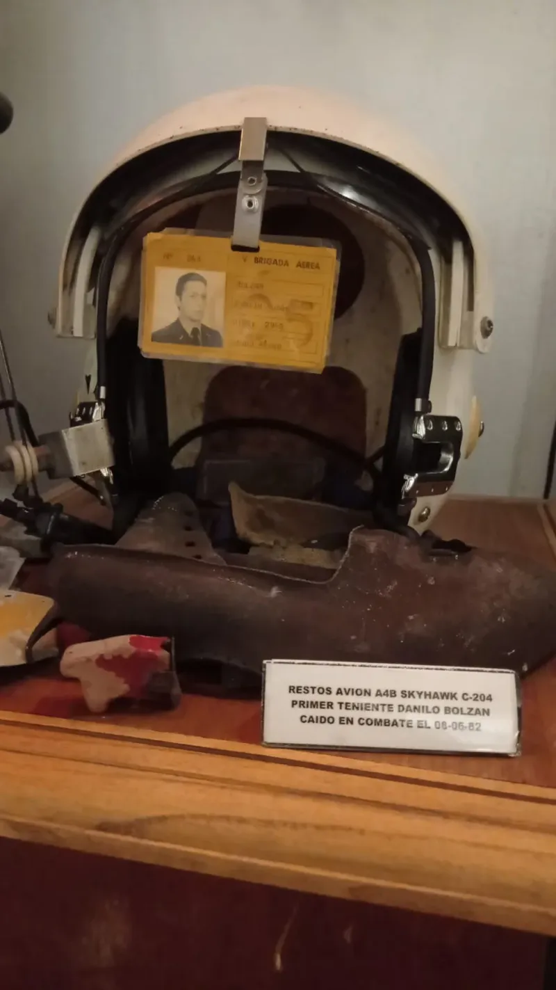El casco, parte de un calzado y restos del avión de Danilo Bolzán. Son exhibidos en el Museo Nacional de Malvinas, en Oliva, Córdoba