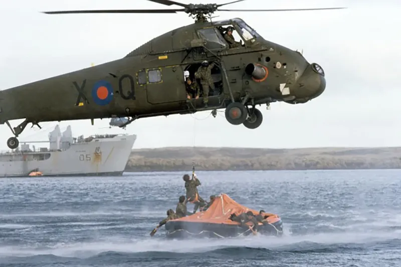 Cuando se produjo el primer ataque, helicópteros británicos se acercaron a rescatar a los sobrevivientes