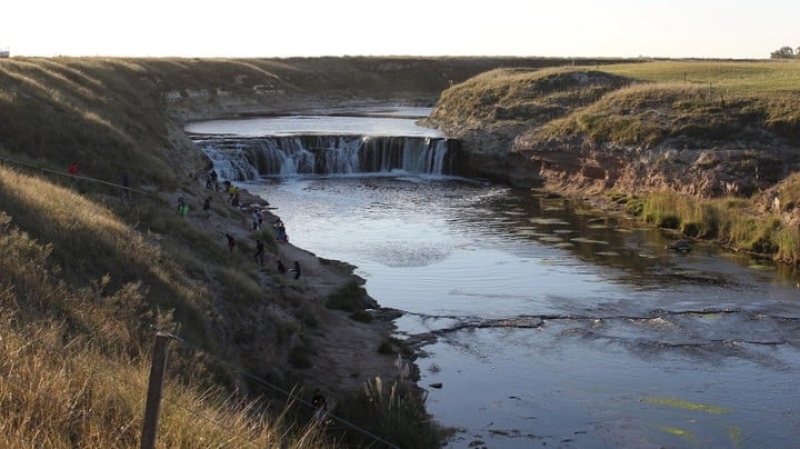 En Coronel Dorrego, la cascada Cifuentes y el río Quequén Salado
