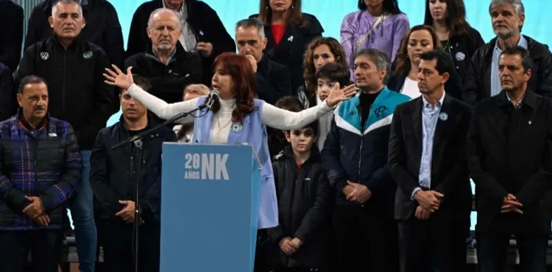 Cristina Kirchner, en el acto en Plaza de Mayo, rodeada de funcionarios y dirigentes.