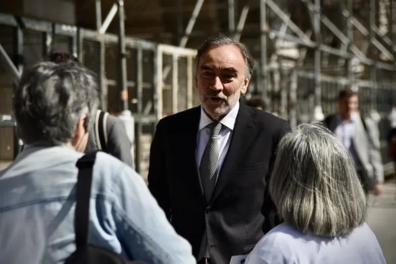 Leopoldo Bruglia en la puerta del Palacio de Tribunales