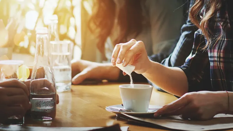 La OMS planteó que los edulcorantes no son efectivos para las dietas y que, además, pueden estar asociados a enfermedades. Por lo tanto, hay que evitar y reemplazar su consumo, priorizando ingredientes naturales