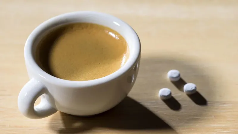 La estevia, también conocida como stevia, es un poderoso endulzante y en general las personas no consumen las hojas frescas sino su versión industrializada, en polvo o líquido