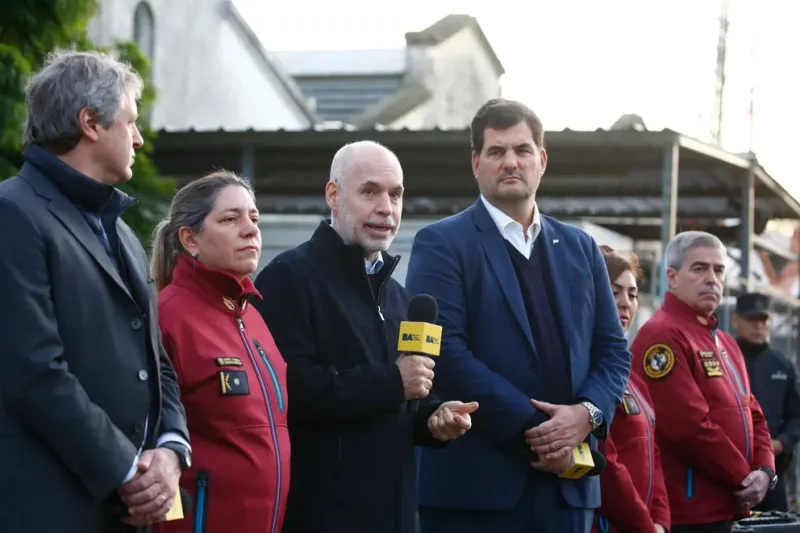  Horacio Rodríguez Larreta (centro), acompañado por el jefe de Gabinete, Felipe Miguel (izquierda) y el ministro de Seguridad porteño, Eugenio Burzaco (derecha)