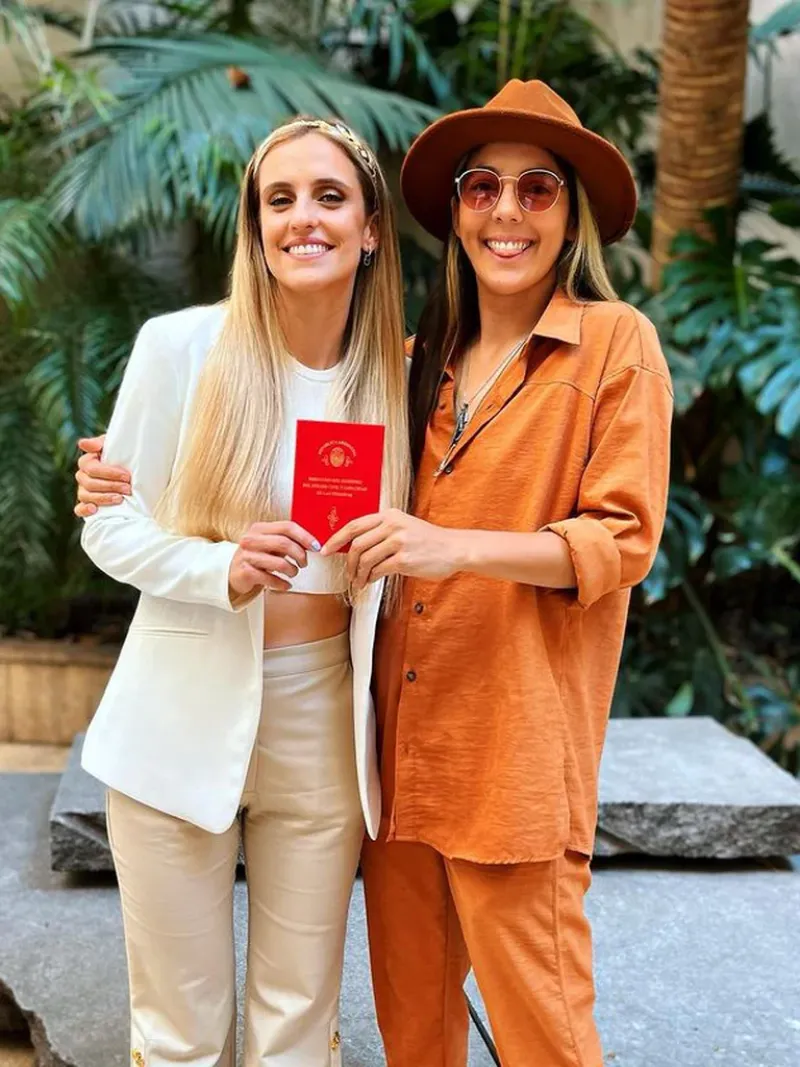 Con la libreta roja en mano, la pareja se preparó para celebrar su matrimonio con una fiesta llena de amigos y familiares