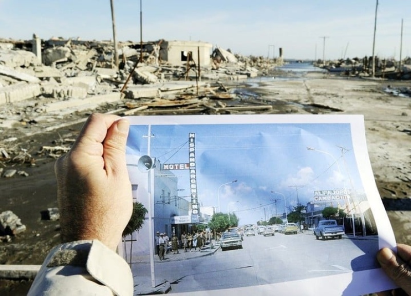 Esta imagen muestra cómo era esa cuadra antes de la inundación y cómo quedó después.
