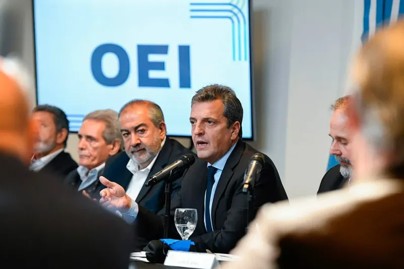 Antes de Amcham, Massa tuvo una reunión con gremios y empresarios