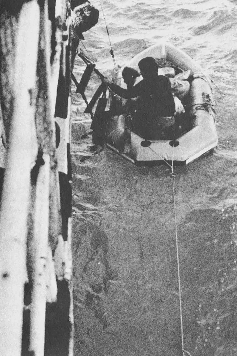 En sus meses de supervivencia vieron a siete barcos: cuando ya no tenían esperanzas de ser divisados por la tripulación de otras embarcaciones, un pesquero coreano los rescató