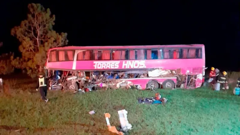 Tragedia fatal en Santa Fe: cinco muertos y cuatro heridos de gravedad tras un choque entre un colectivo y un camión