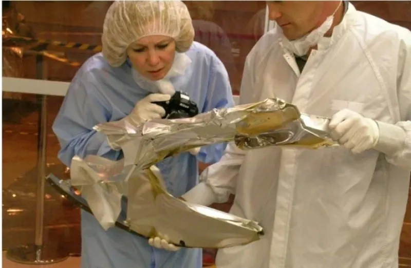 Algunos de los materiales resistentes sobrevivieron y los investigadores lograron limpiar las superficies sin alterar el material solar incrustado en su interior