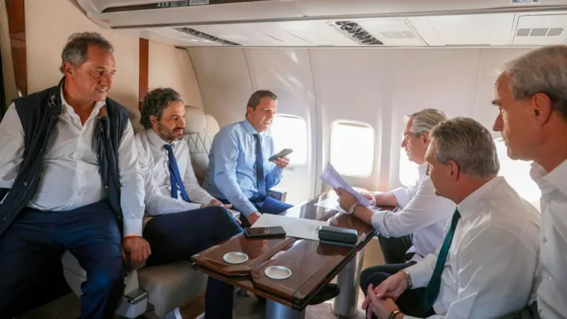 Alberto Fernández junto a Sergio Massa, Santiago Cafiero, Daniel Scioli, Agustín Rossi y Julio Vitobello en el avión que los lleva a Brasil