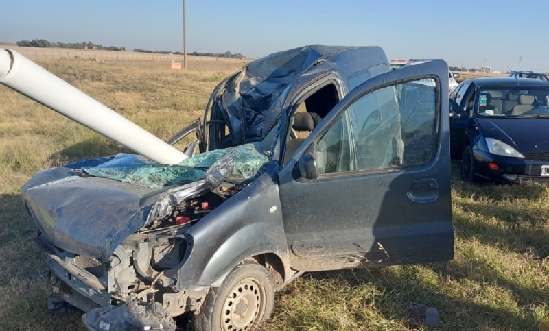 Se llevó por delante un poste en la ruta y salió viva de milagro