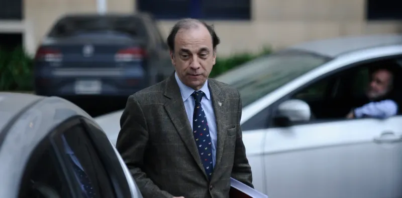 El fiscal ante la Cámara Federal de Casación Penal Raúl Pleé, saliendo de los tribunales de Comodoro Py en 2015