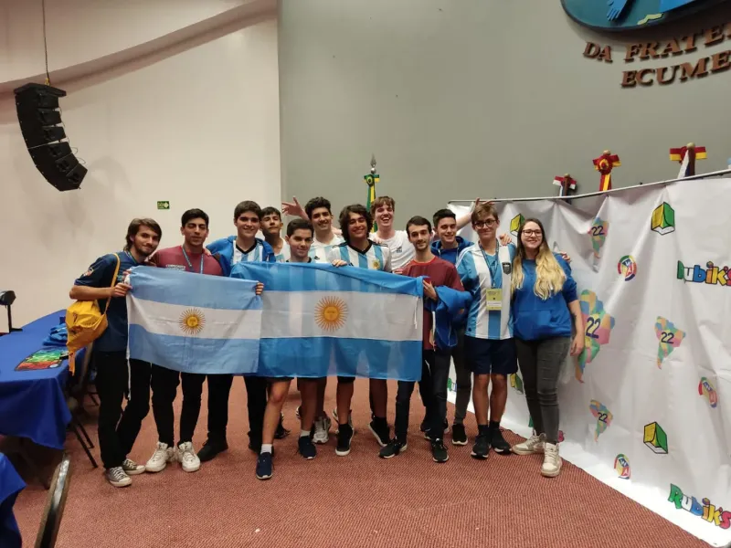 Desde hace tiempo que argentinos participan en competencias internacionales del cubo mágico. (