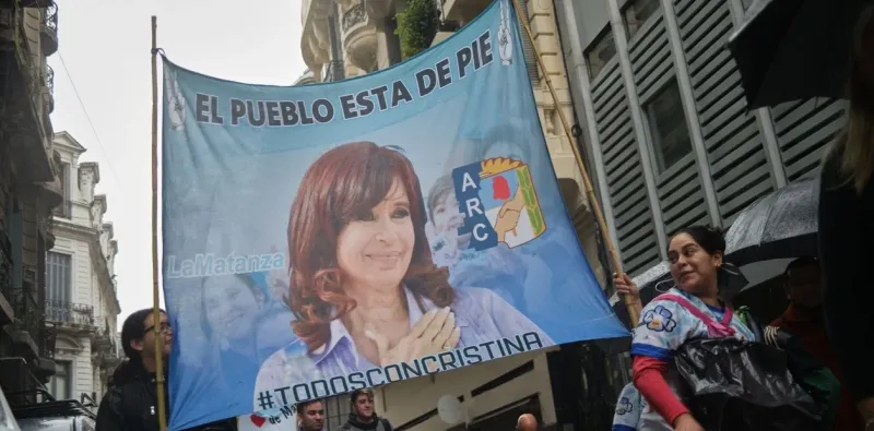 Una bandera de apoyo a Cristina Kirchner, en el acto del 25 de mayo. Sin la vice en la oferta electoral, el Frente de Todos correría el riesgo de no entrar al balotaje.