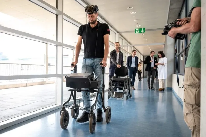  El hombre tetrapléjico volvió a caminar gracias a un puente digital entre su cerebro y su médula espinal.