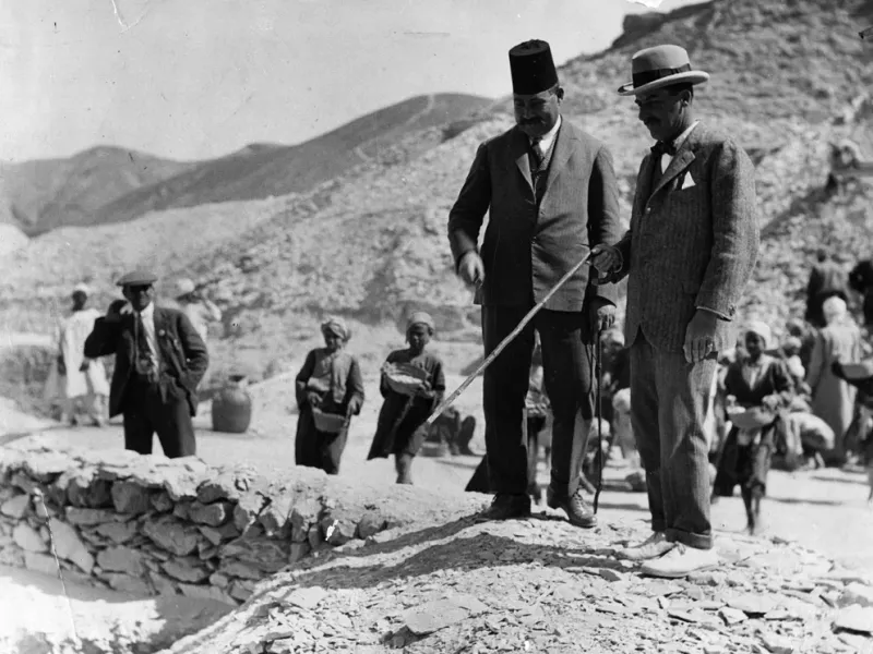 Howard Carter señala el lugar del hallazgo. durante dos semanas durmió en la entrada para que nadie saqueara la tumba