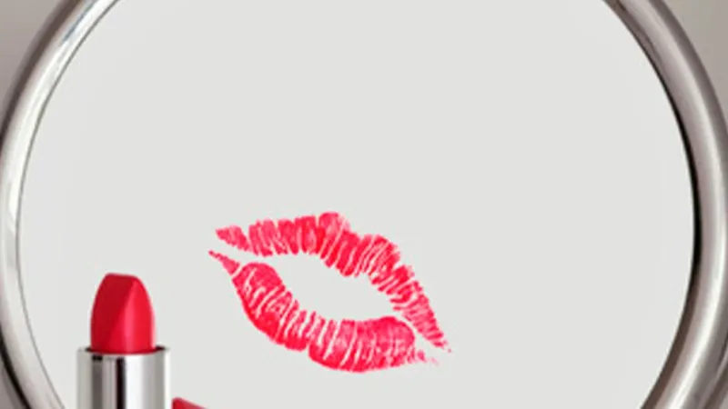 Un día que estaba enojada María Elena dejó un beso con labial rojo en el espejo del baño de la casa de él y discutieron