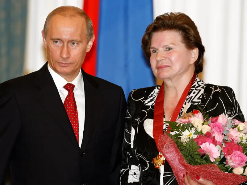 Con honores y todo, a Valentina le esperaba un trato inhumano y cruel, que ella aceptó con fervor comunista. Se casó con su novio, Andrián Nicolayév en 1963 (REUTERS/Mikhail Metzel/Pool RUSSIA)