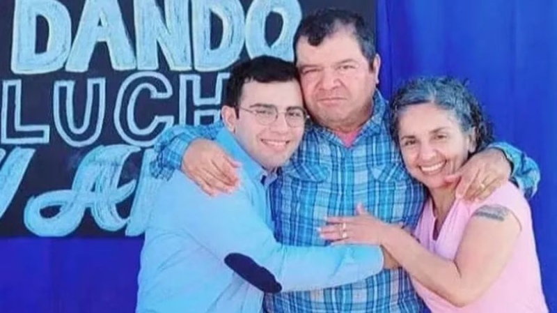 César Sena junto a sus padres, Emerenciano Sena y Marcela Acuña.