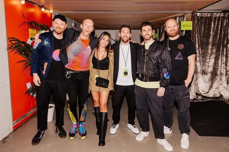  Antonela Roccuzzo y Lionel Messi junto a Coldplay