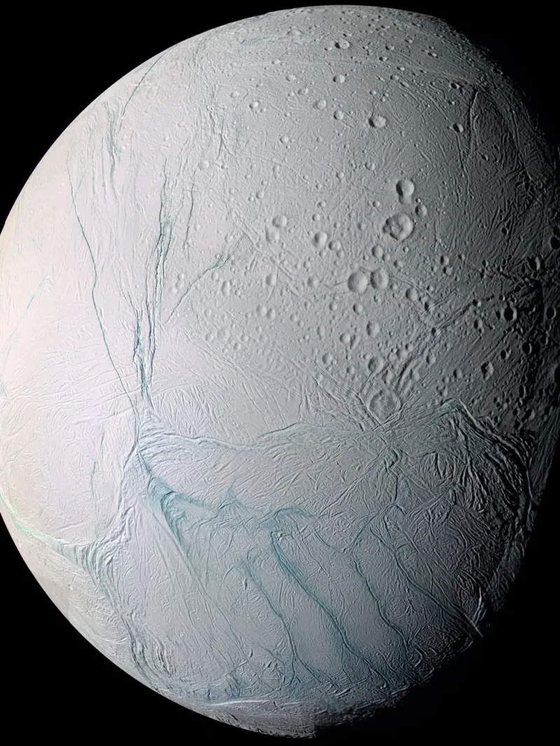 El estudio reveló la presencia de fósforo, uno de los componentes clave para el surgimiento de vida, en el océano debajo de la superficie helada de Encélado, una de las lunas de Saturno (AFP)