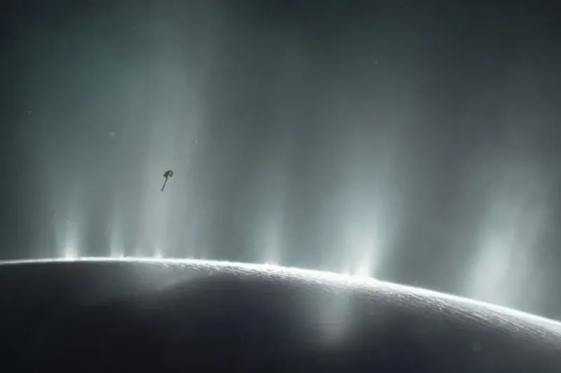 El estudio comenzó con los géiseres en el polo sur de Encélado, que expulsan al espacio partículas heladas a través de sus grietas en la superficie (Europa Press)