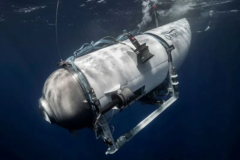 El sumergible Titán, operado por OceanGate Expeditions para explorar los restos del Titanic hundido frente a la costa de Terranova, se sumerge en una fotografía sin fecha. OceanGate Expeditions/Handout vía REUTERS