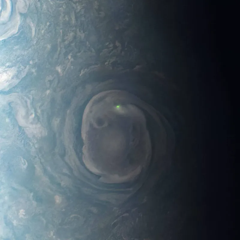 Una tormenta eléctrica sobre Júpiter es captada por la NASA