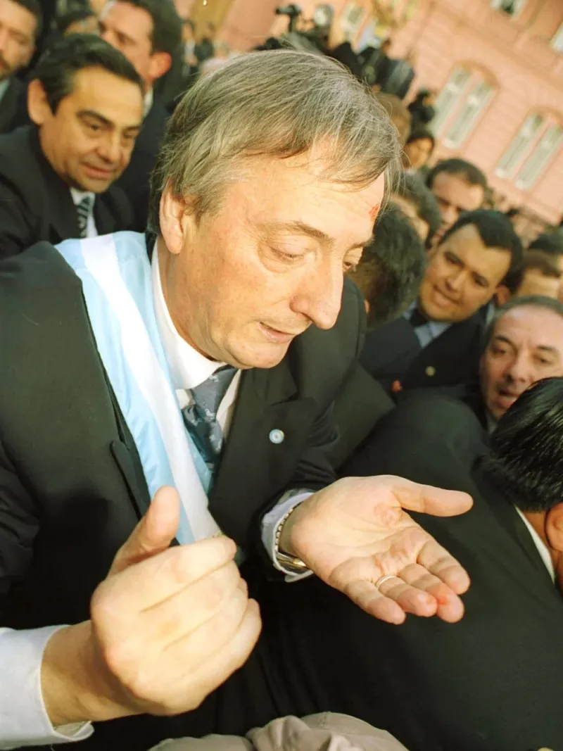 Instantes después del accidente, el presidente se tocó la frente y comprobó en sus dedos si estaba sangrando. Luego, decidió tomar un pañuelo de su bolsillo