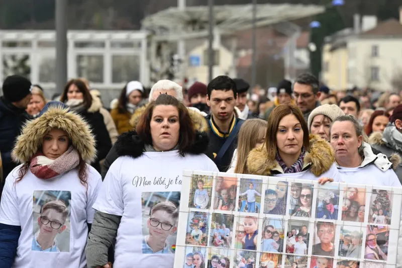 Severine (segunda desde izquierda), la madre de Lucas, y familiares aparecen durante una concentración en su homenaje tras su suicidio en Epinal, este de Francia, el 5 de febrero de 2023