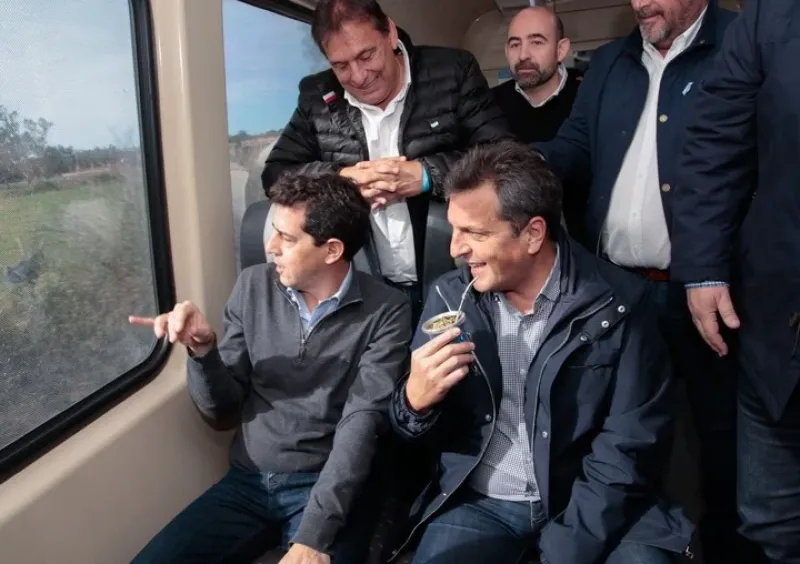 Sergio Massa y Eduardo ”Wado” De Pedro en la inauguración del tren de Mercedes a Tomás Jofré.