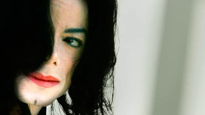 “Michael estaba acabado, estuvo recluido en su casa durante diez años, sin giras ni nuevos éxitos, su estado físico no le permitía ni aguantar 45 minutos bailando bien”, dijo un amigo (Carlo Allegri/Getty Images)