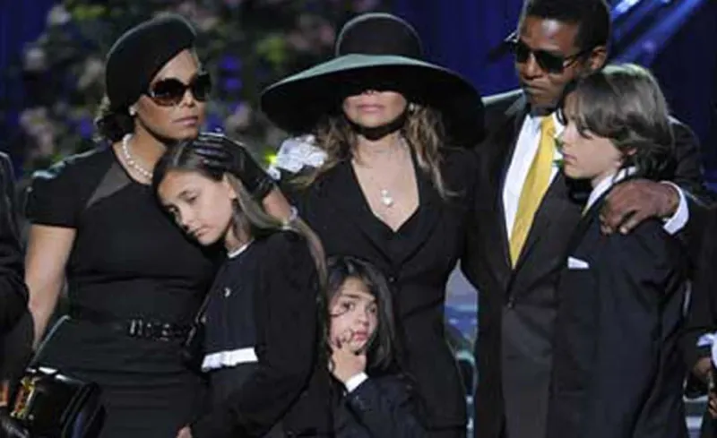 Los hijos de Michael Jackson durante el funeral