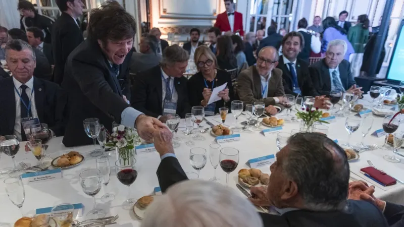 Milei saluda a Eduardo Eurnekian