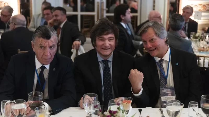Mario Grinman, presidente de la Cámara de Comercio, Milei y Marcos Pereda, presidente del Cicyp y vice de la SRA