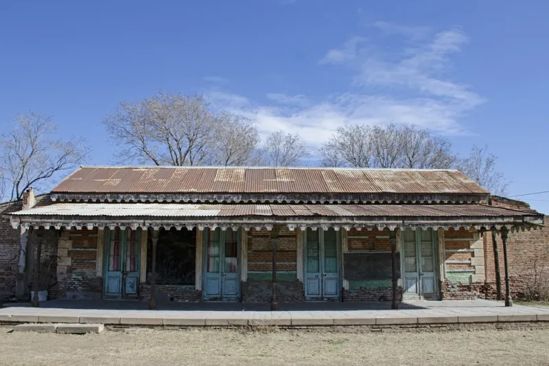 La fachada de la estación ferroviaria es la original, y se habilitaron sanitarios contiguos para los visitantes